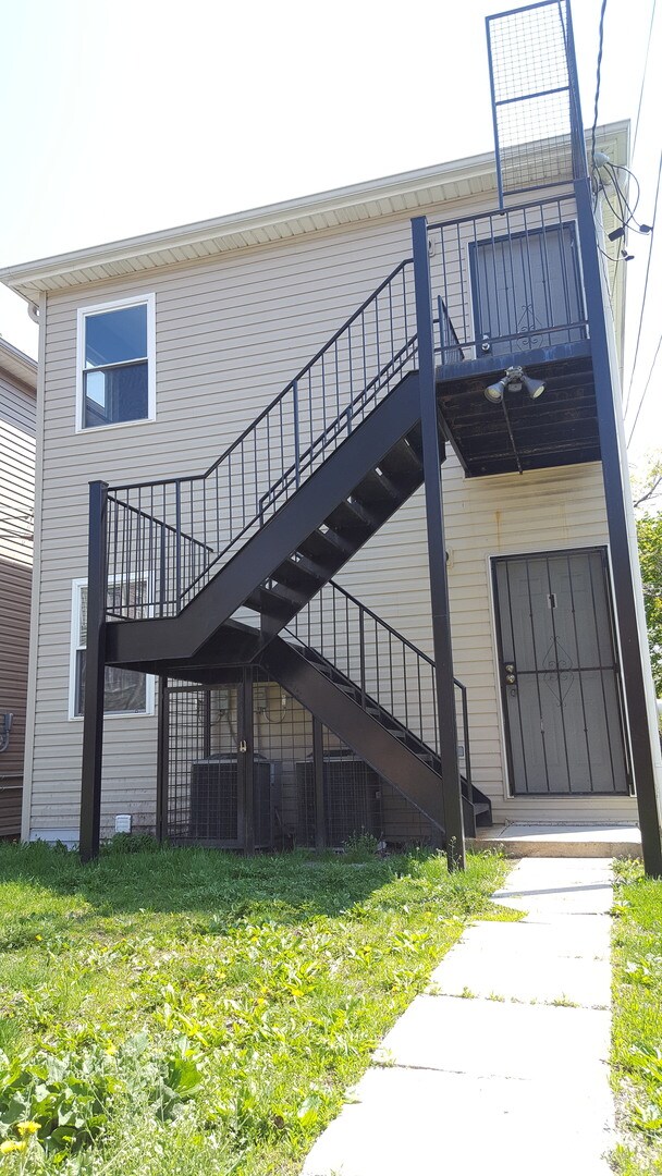 Parking area leads right up to steps