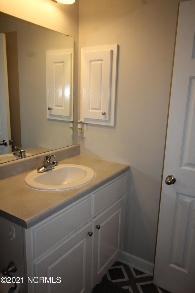 1213 Price Dr unit B, Greenville, NC 27834 - photo 5