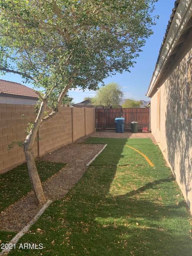 spacious side yard RV gate!