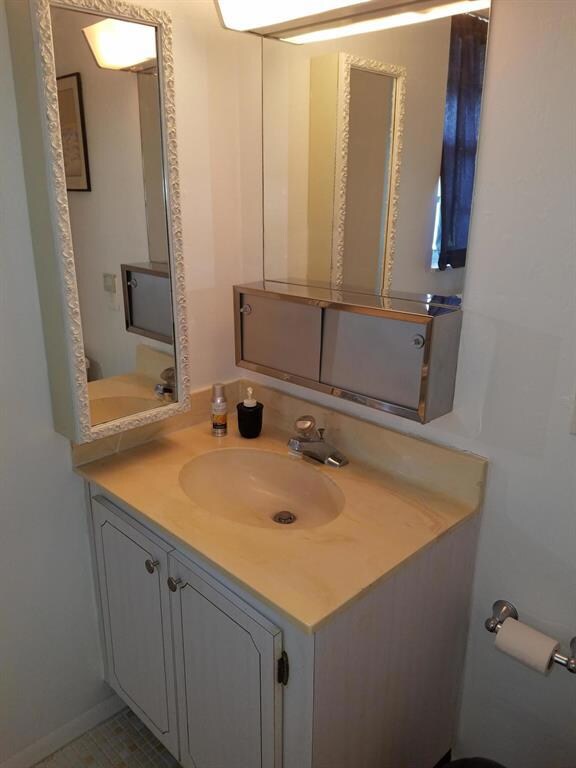 Guest 1/2 Bath