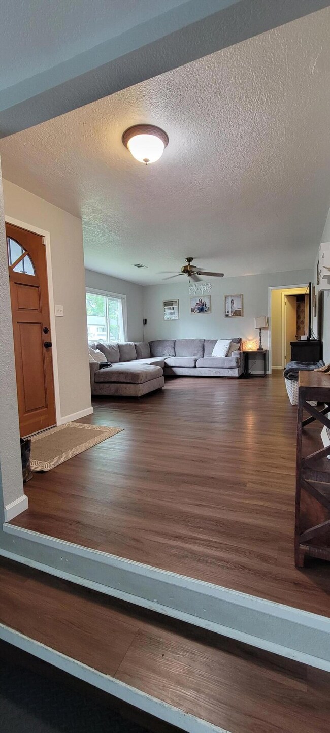 1117 5th St, Redding, CA 96002 - photo 4