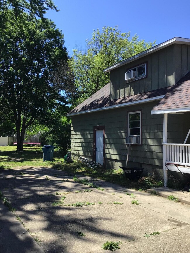 212 N Cleveland Ave, Galien, MI 49113 - photo 4