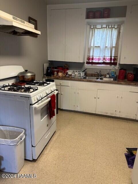 203 Carlton kitchen view 2