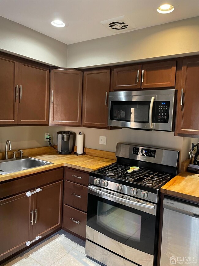 3 N Evergreen Rd, Edison, NJ 08837 - photo 3