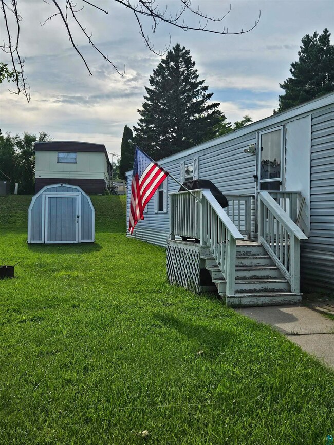 View of yard featuring a shed