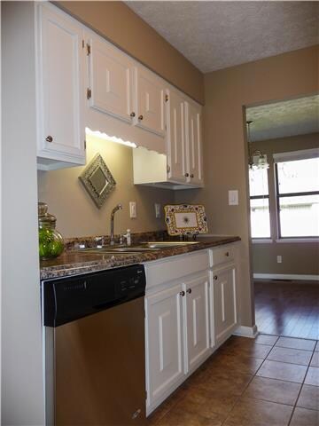 Great Kitchen with new Stainless Appliances 
