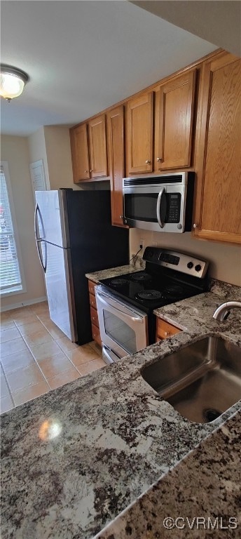 Kitchen featuring stainless steel appliances, a si