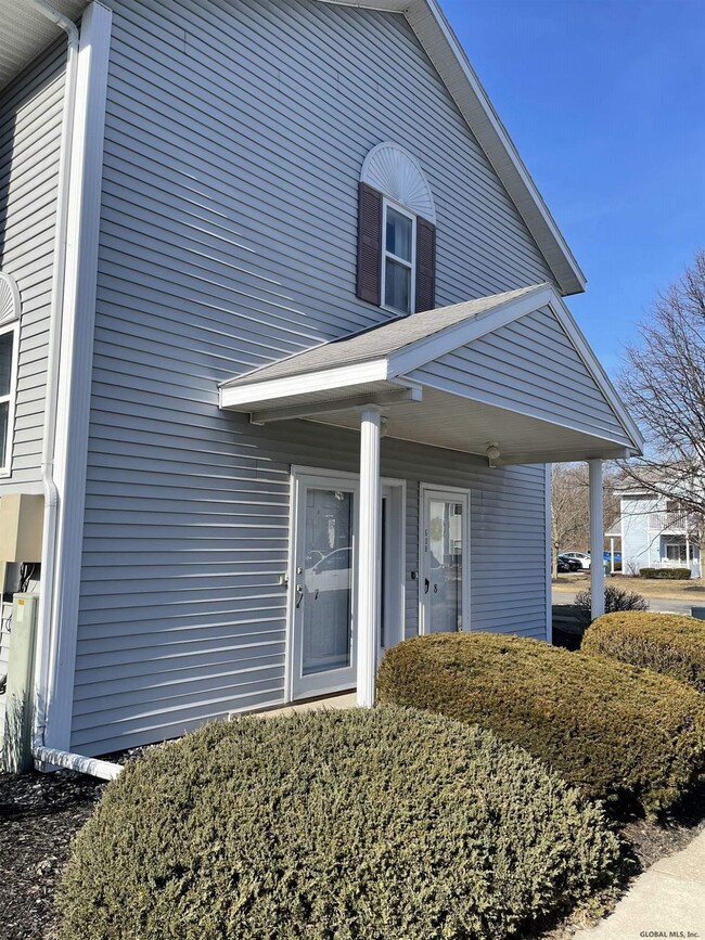 607 Cambridge Manor Dr unit 607, Schenectady, NY 12302 - photo 3