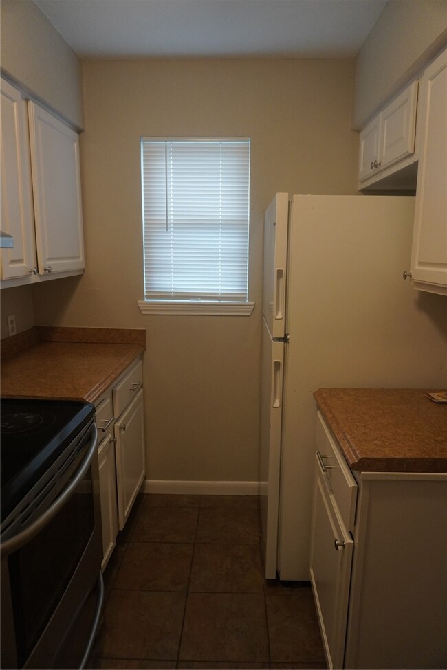 107 E Willowick Ave unit 11, Friendswood, TX 77546 - photo 7