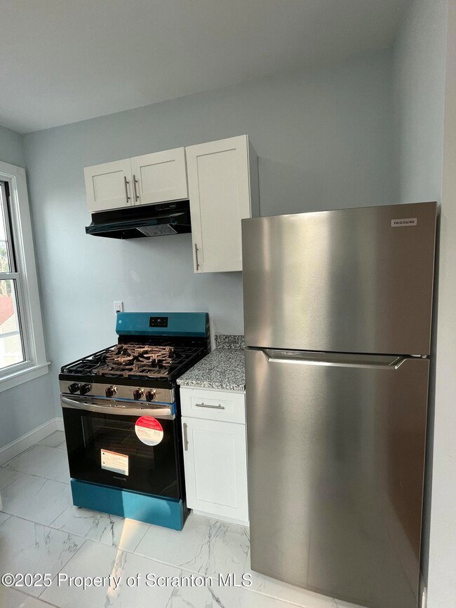 808 1/2 Eynon St, Scranton, PA 18504 - photo 5