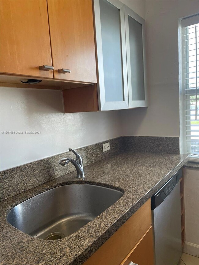 7940 Byron Ave unit 3, Miami Beach, FL 33141 - photo 6