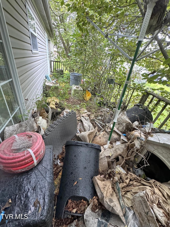 DOUBLEWIDE REAR DECK TOWARD DRIVEWAY