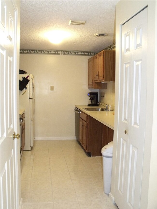 11 Bartemus Trail unit U208, Nashua, NH 03063 - photo 4