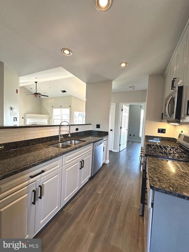 25272 Riffleford Square unit 304, Chantilly, VA 20152 - photo 7