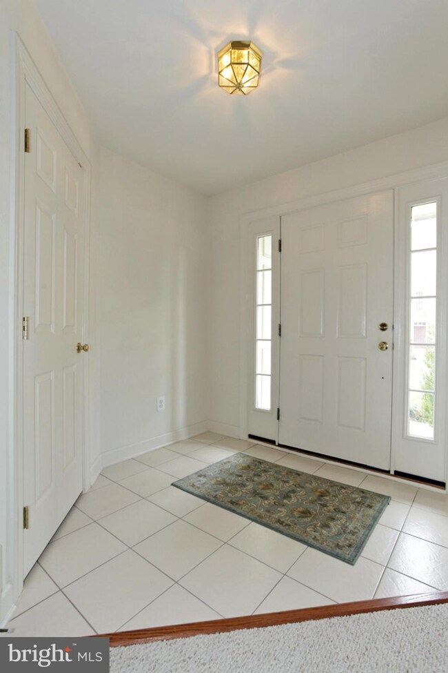 12764 Heron Ridge Dr, Fairfax, VA 22030 - photo 2