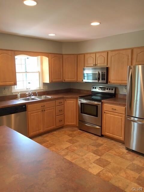 1214 Clearview Cir, Allentown, PA 18103 - photo 6