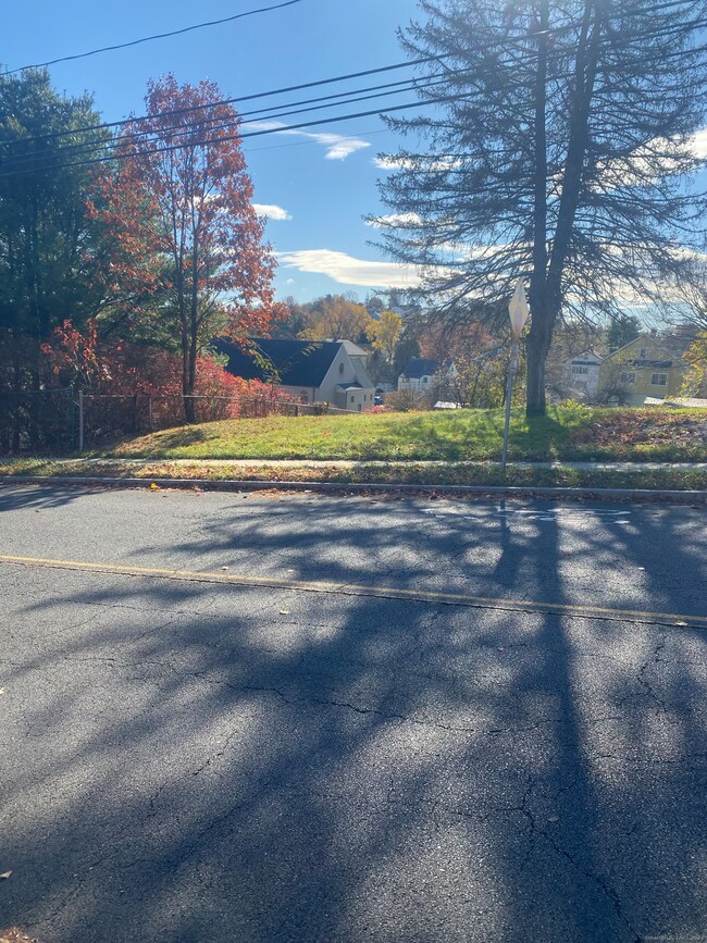 107 Allen St, New Britain, CT 06053 - photo 2