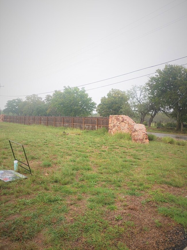 102 Parlin Ln, Fredericksburg, TX 78624 - photo 4