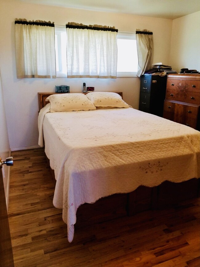 1630 Knight bed 3