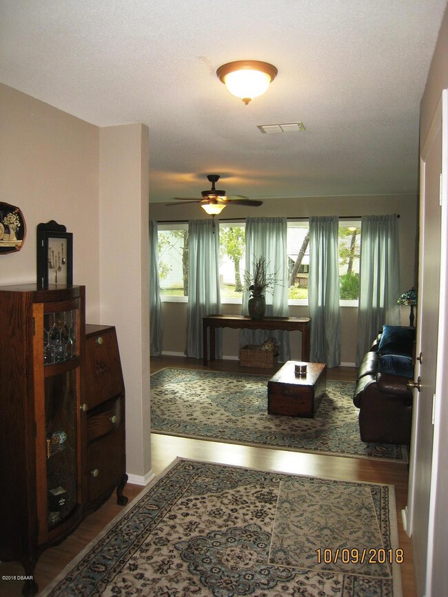 162 Magnolia foyer 2
