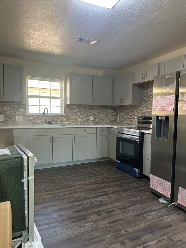 606 Verhalen Rd unit B, Alvin, TX 77511 - photo 4