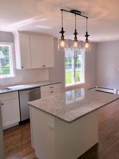MODERN STYLE KITCHEN WITH CENTER ISLAND