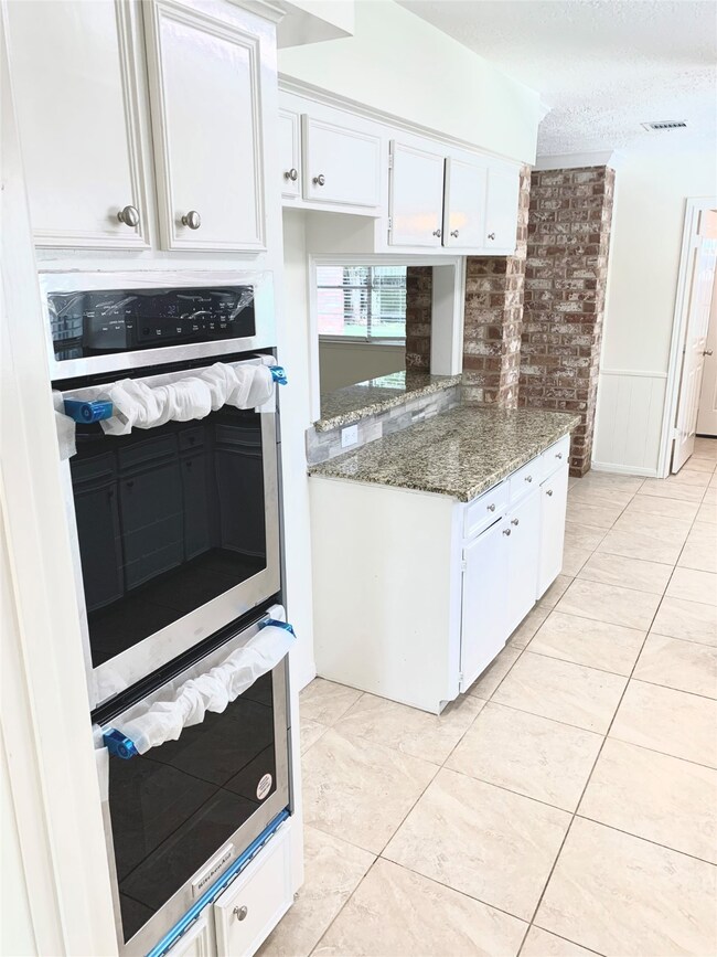 341 W Castle Harbour Dr, Friendswood, TX 77546 - photo 5