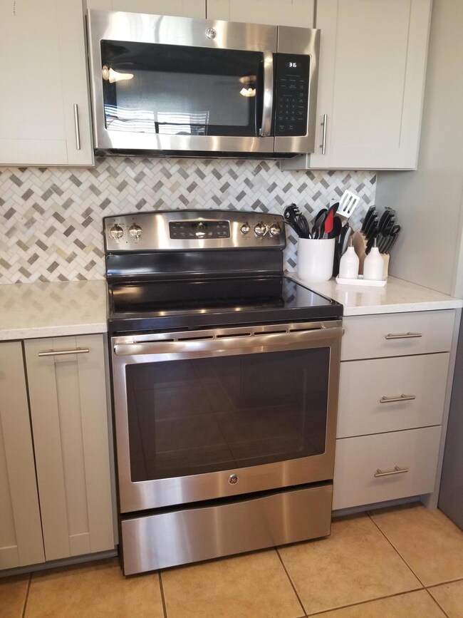 STAINLESS RANGE AND MICROWAVE