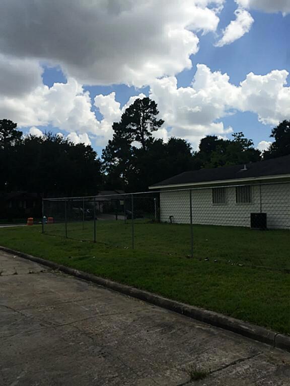1402 W Donovan St, Houston, TX 77091 - photo 4