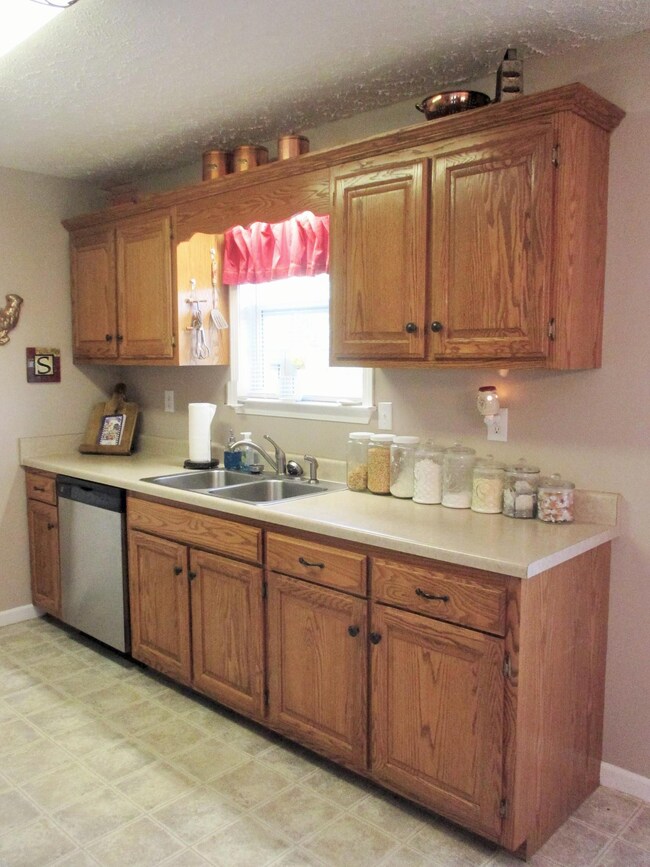 Nice work and storage area in the kitchen