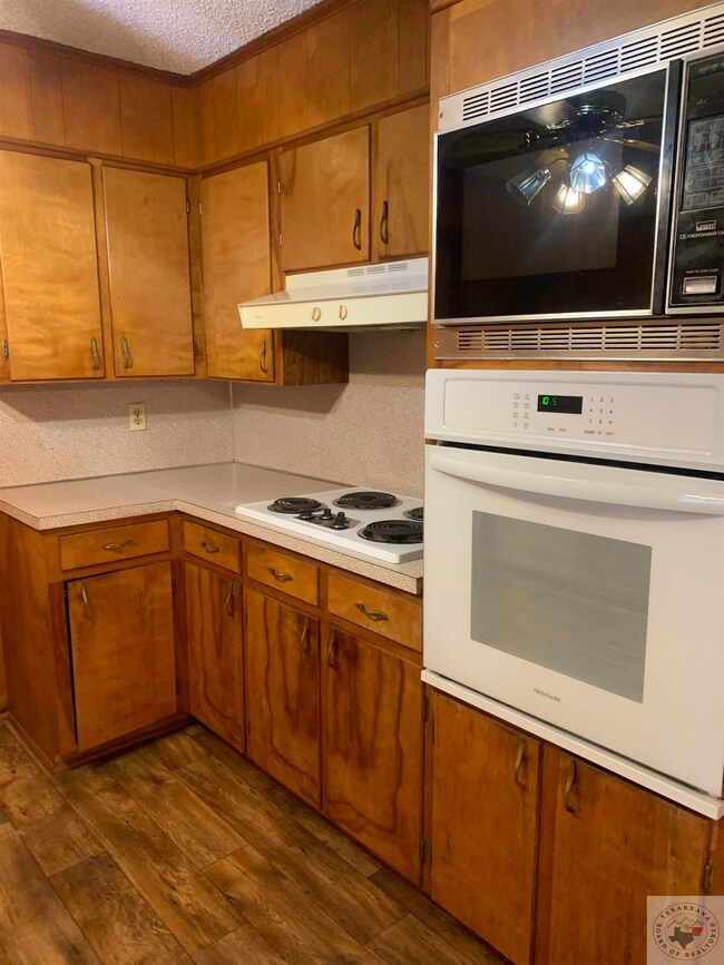 921 Mimosa Dr, Wake Village, TX 75501 - photo 6