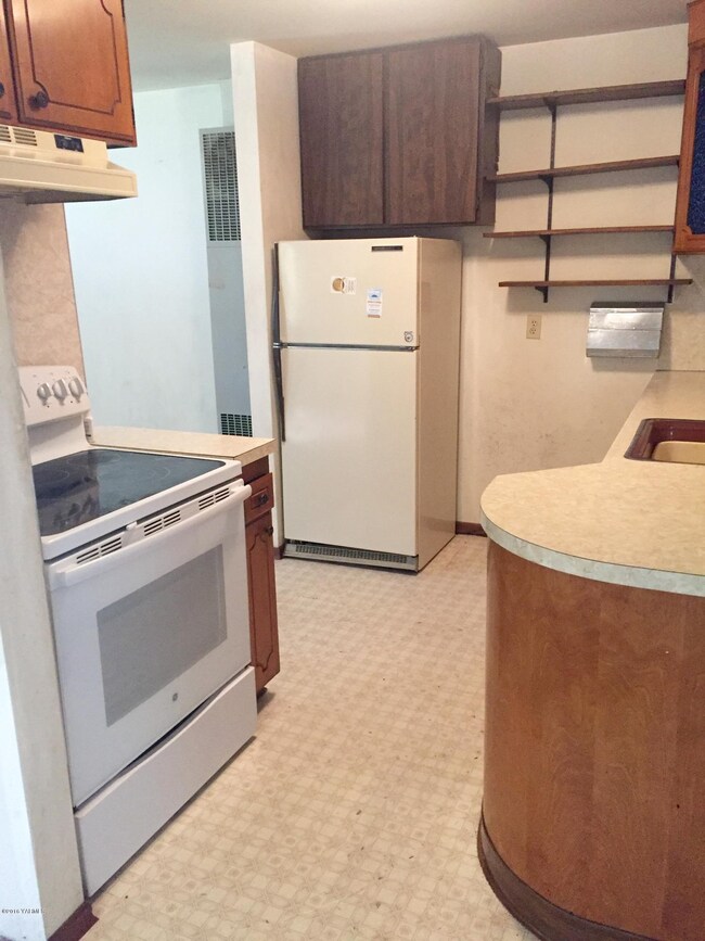 906 N 9th Ave kitchen 1