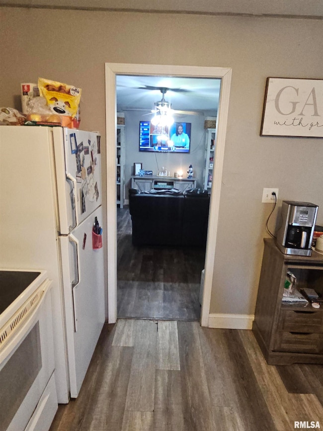 1612 Koch St, Pekin, IL 61554 - photo 6