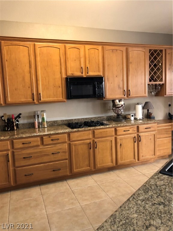 KITCHEN WITH KNOTTY MAPLE CABINETS