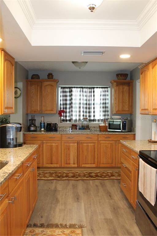 Kitchen with a backwall of cabinets and more count