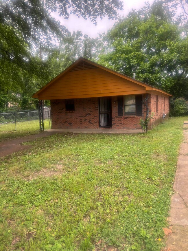 View of front of house featuring a front yard