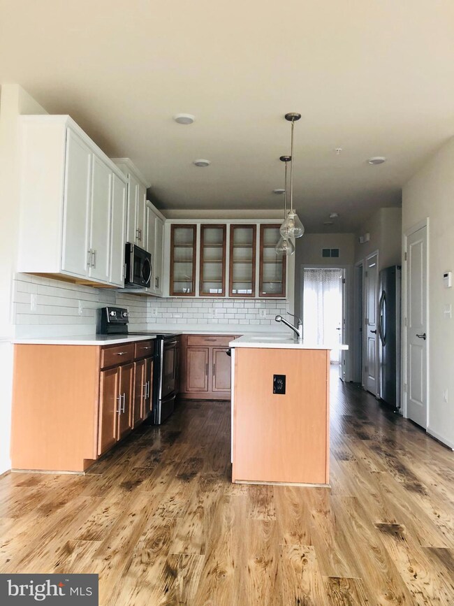 13913 Hollow Wind Way unit 101, Woodbridge, VA 22191 - photo 3