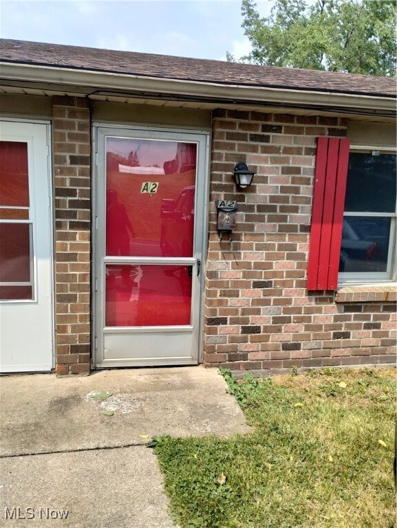 31 1/2 Elm St unit A2, Struthers, OH 44471 - photo 2