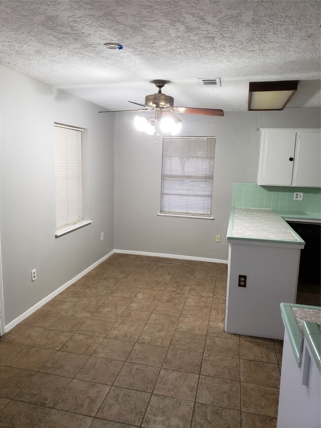 106 E Heritage Dr, Friendswood, TX 77546 - photo 4