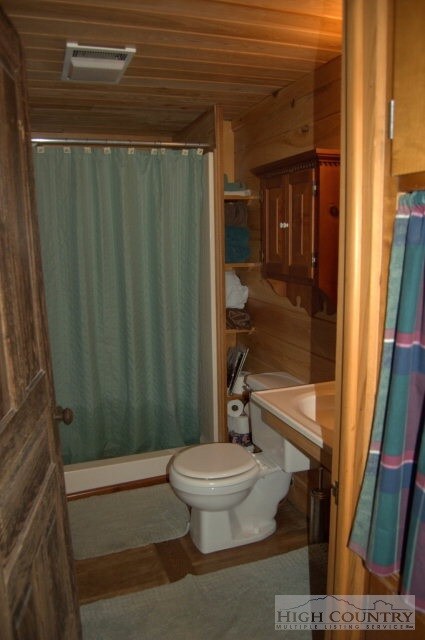 Bath: Full bath located between bedrooms.