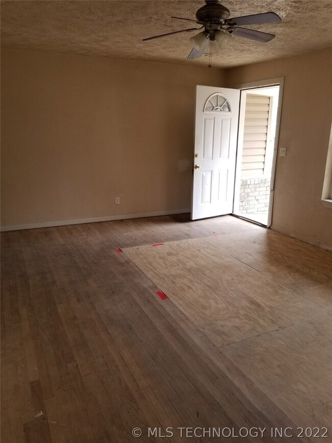 318 SW Graham Ct, Pryor, OK 74361 - photo 4