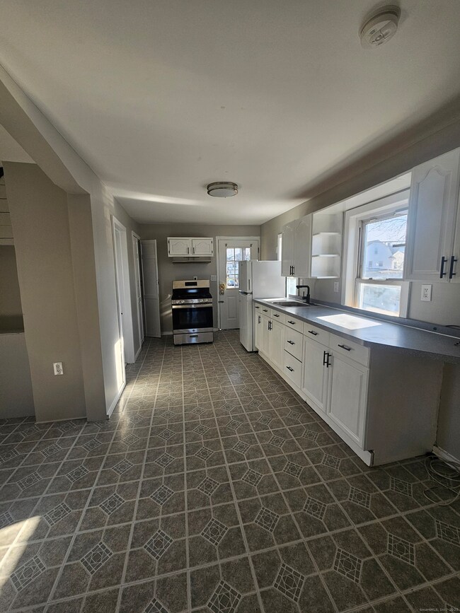 370 Bruce Ave, Stratford, CT 06615 - photo 2