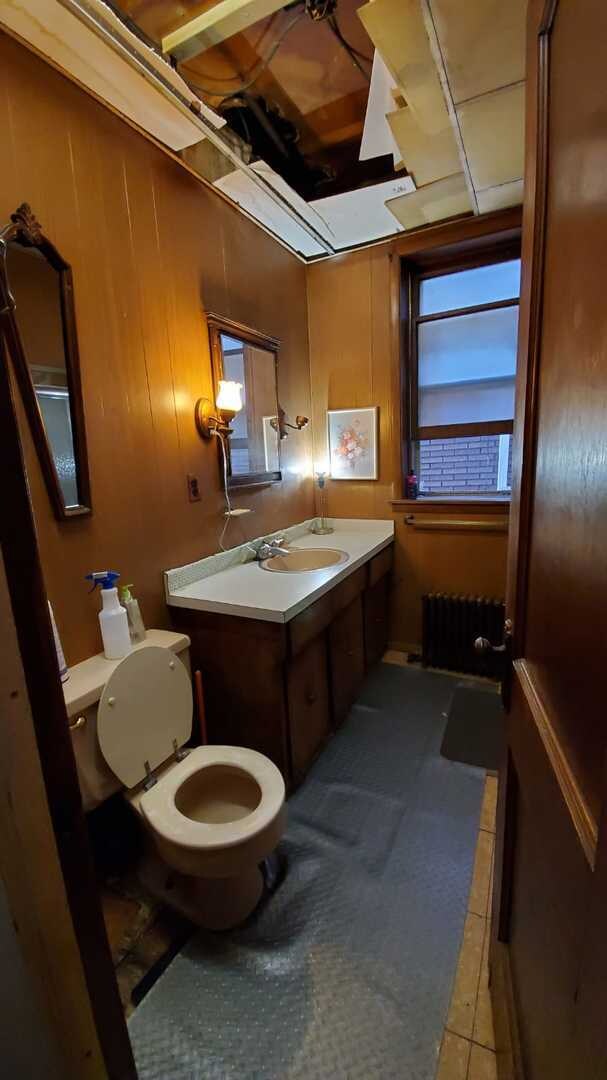 1ST FLOOR UNIT: BATHROOM