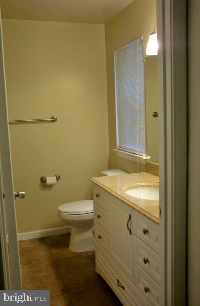 8639 Beekman Place unit B, Alexandria, VA 22309 - photo 7
