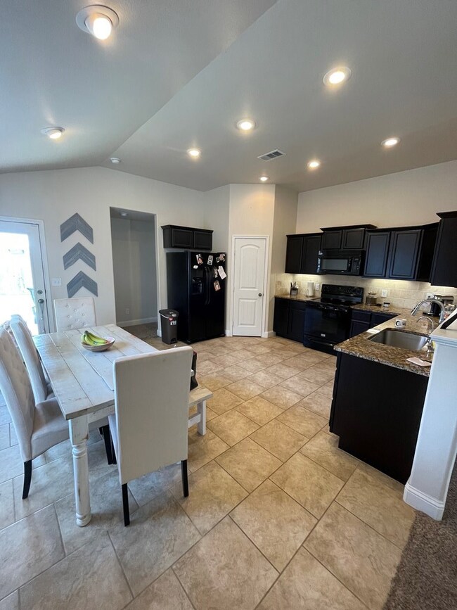 810 E 93rd St, Odessa, TX 79765 - photo 4