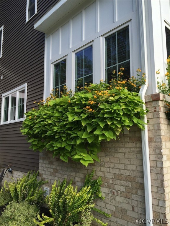 Window box planters included.