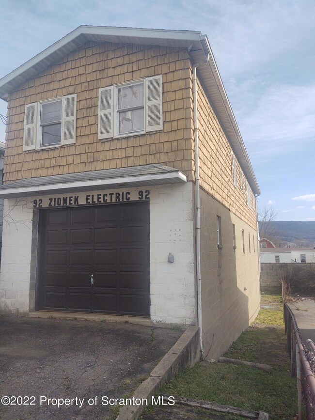 92 Loomis St, Wilkes-Barre, PA 18702 - photo 3