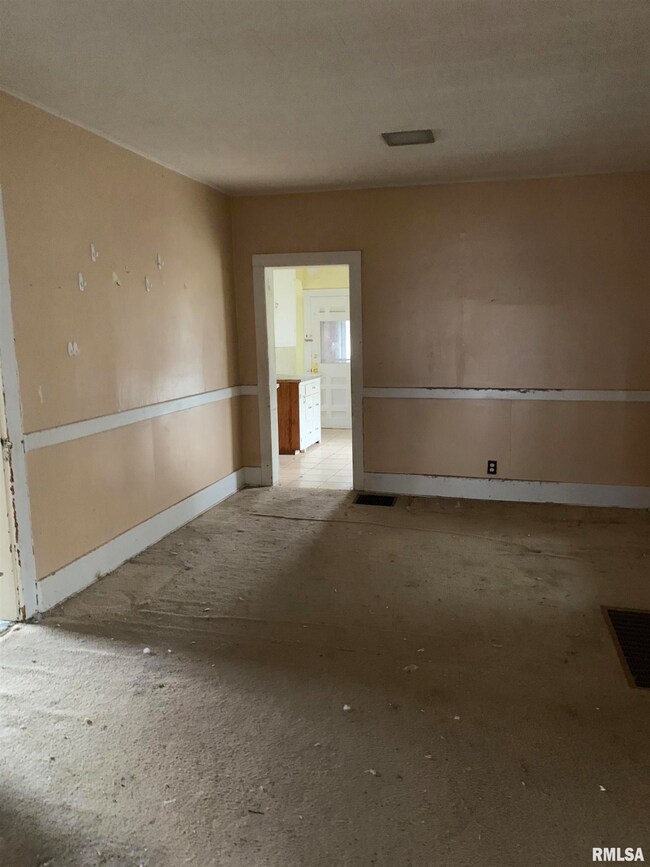 411 S Kickapoo St, Lincoln, IL 62656 - photo 6