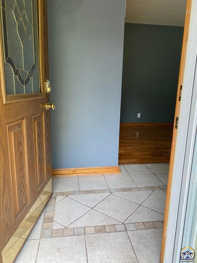 830 SW Cambridge Ave, Topeka, KS 66606 - photo 3