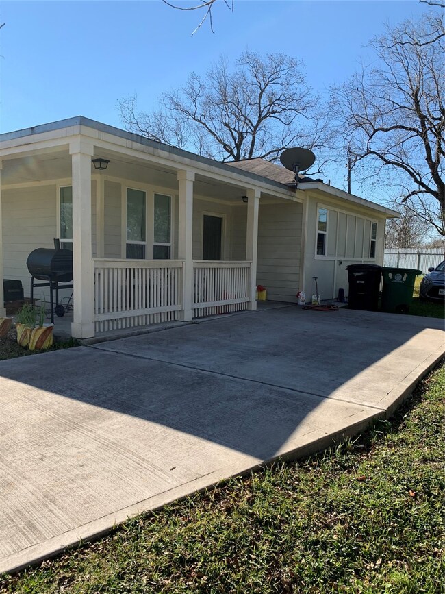 8207 Avert Ct, Houston, TX 77088 - photo 2